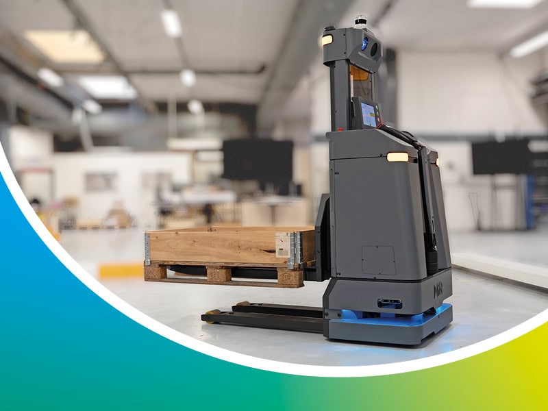 Der MiR1200 Pallet Jack von Mobile Industrial Robots arbeitet in einer Lagerhalle